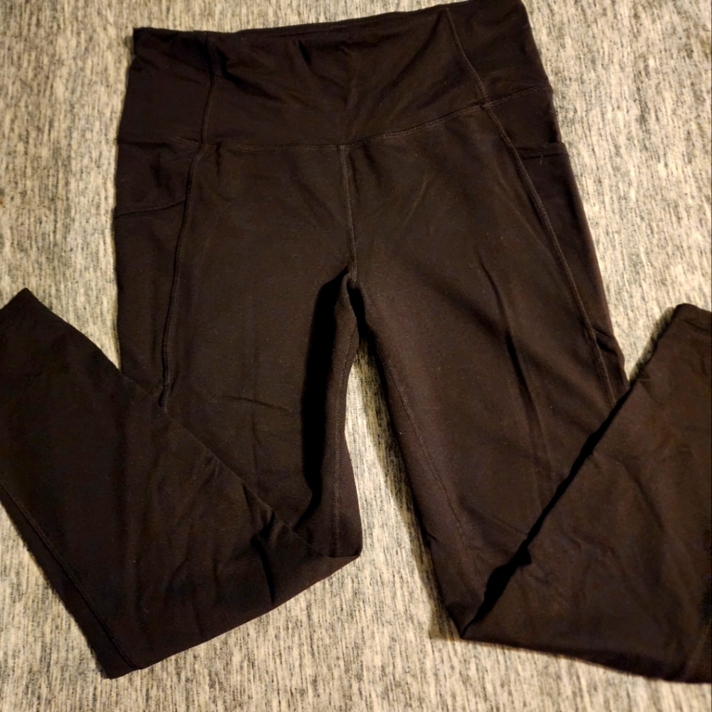 Athletic leggings with pockets